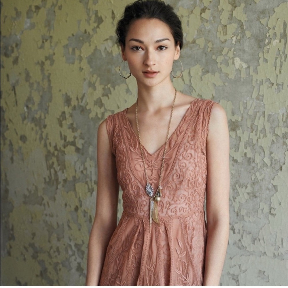 Elegant Lace Sleeveless Dress